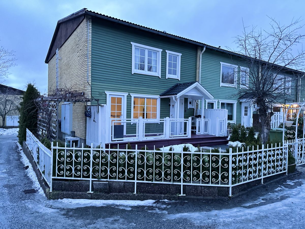 Fullmöblerat radhus med sjöutsikt i Skärholmen