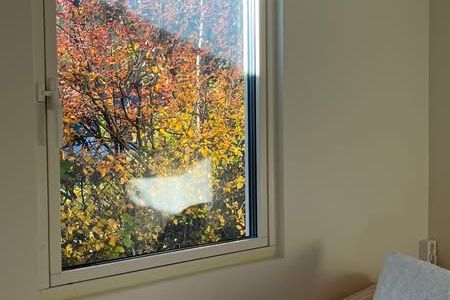Mysigt Attefallshus i Huddinge nära tåg