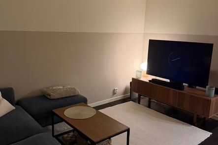 Modern 2a i Spånga nära pendeltåg